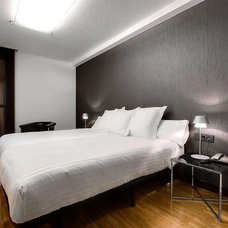 Apartamentos Mendebaldea Suites Pamplona Cameră foto