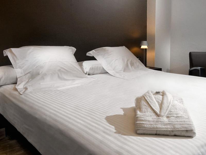 Apartamentos Mendebaldea Suites Pamplona Cameră foto
