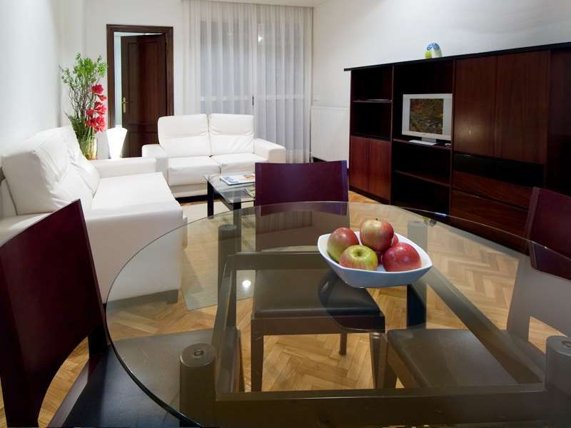Apartamentos Mendebaldea Suites Pamplona Cameră foto