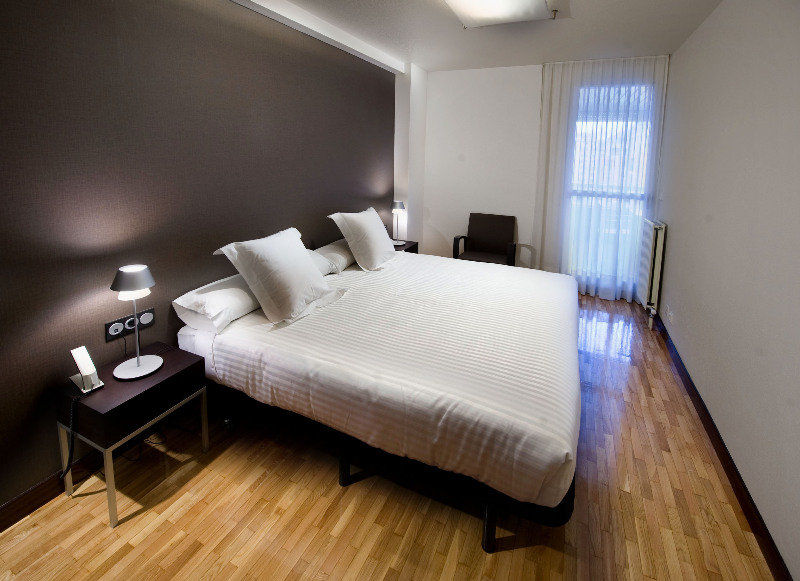 Apartamentos Mendebaldea Suites Pamplona Exterior foto