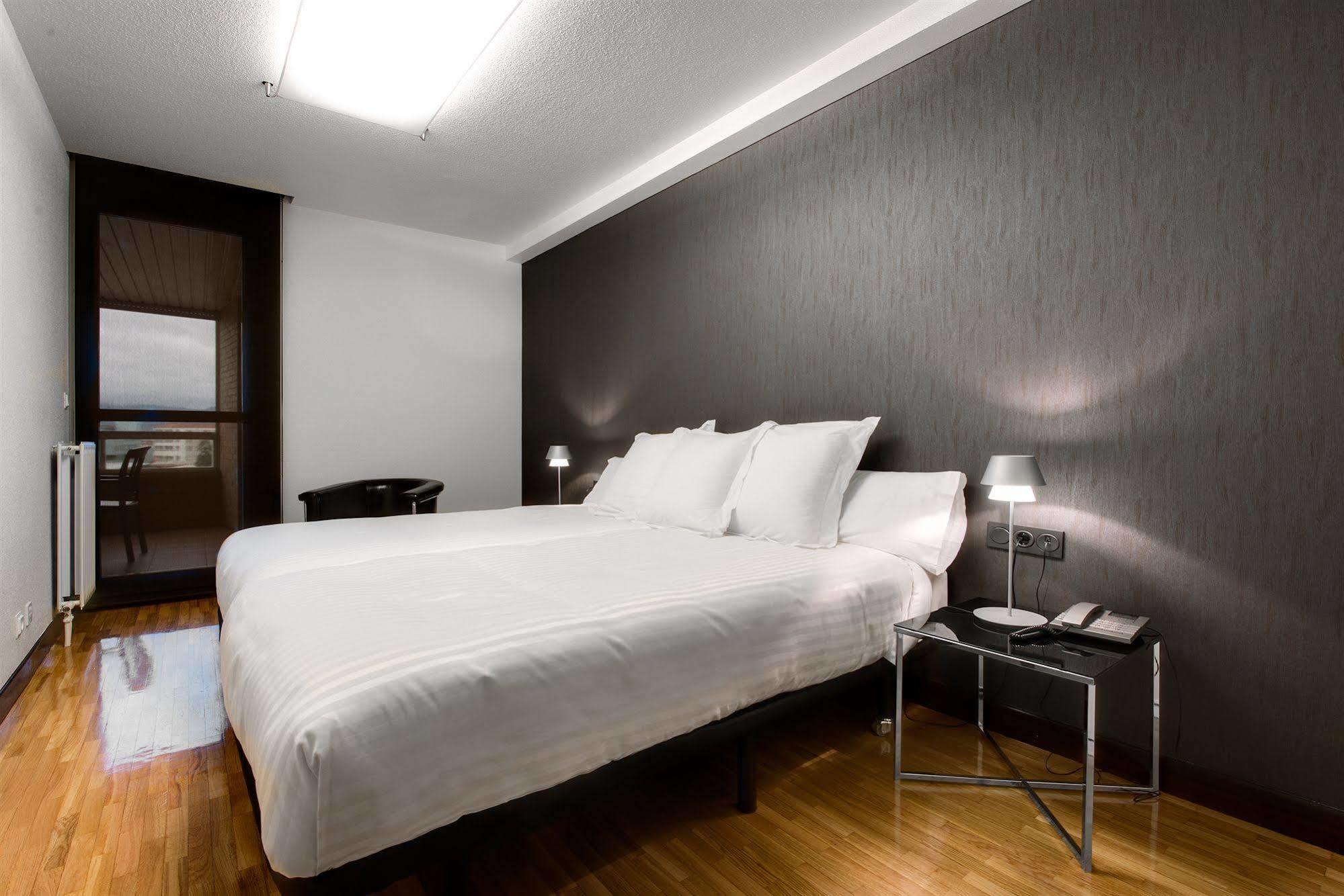 Apartamentos Mendebaldea Suites Pamplona Cameră foto
