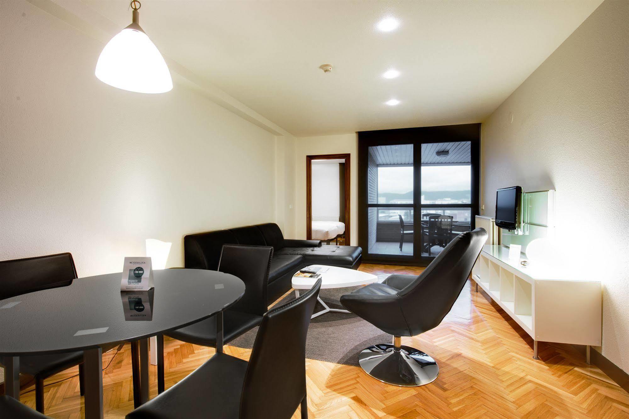 Apartamentos Mendebaldea Suites Pamplona Cameră foto