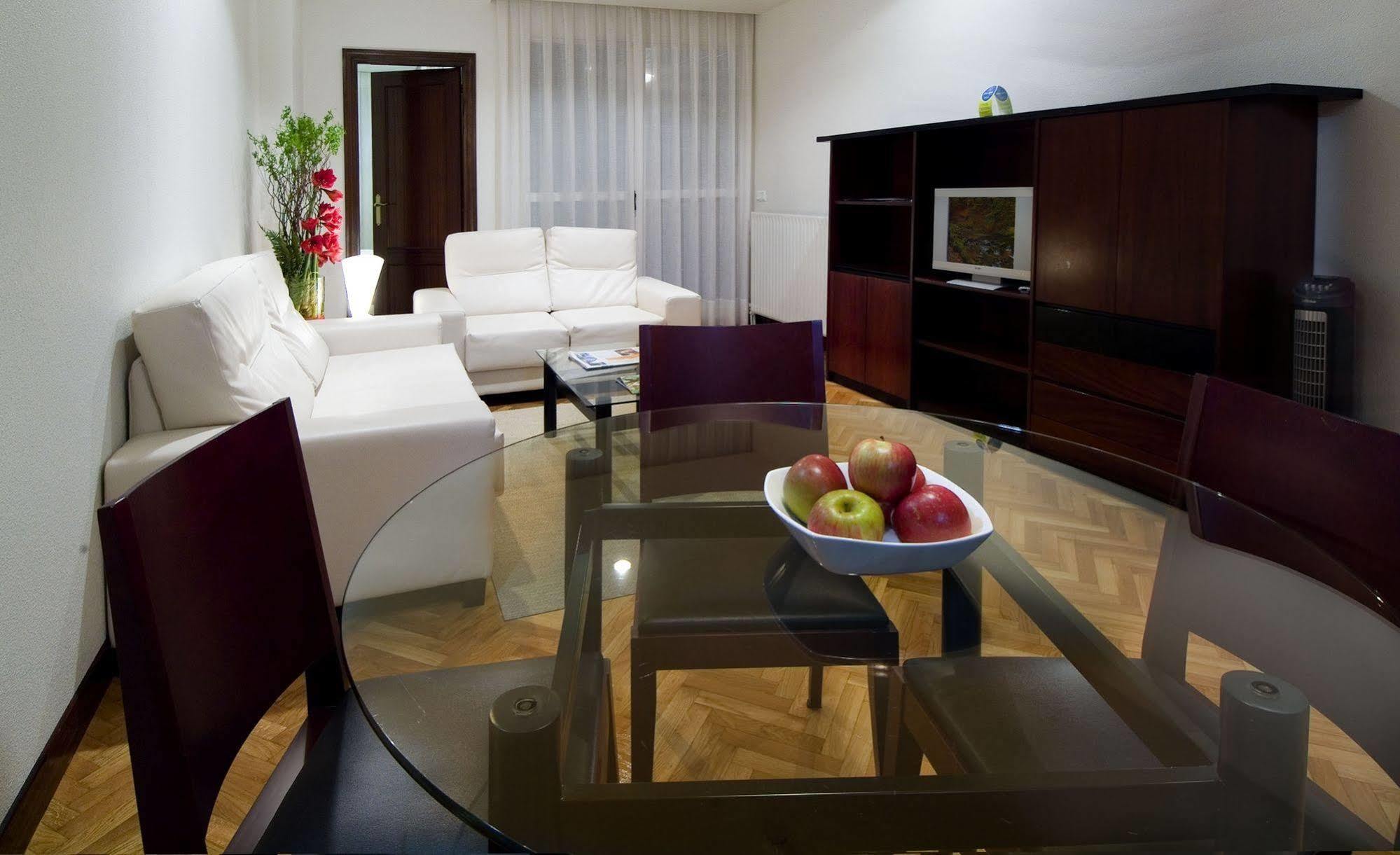 Apartamentos Mendebaldea Suites Pamplona Cameră foto