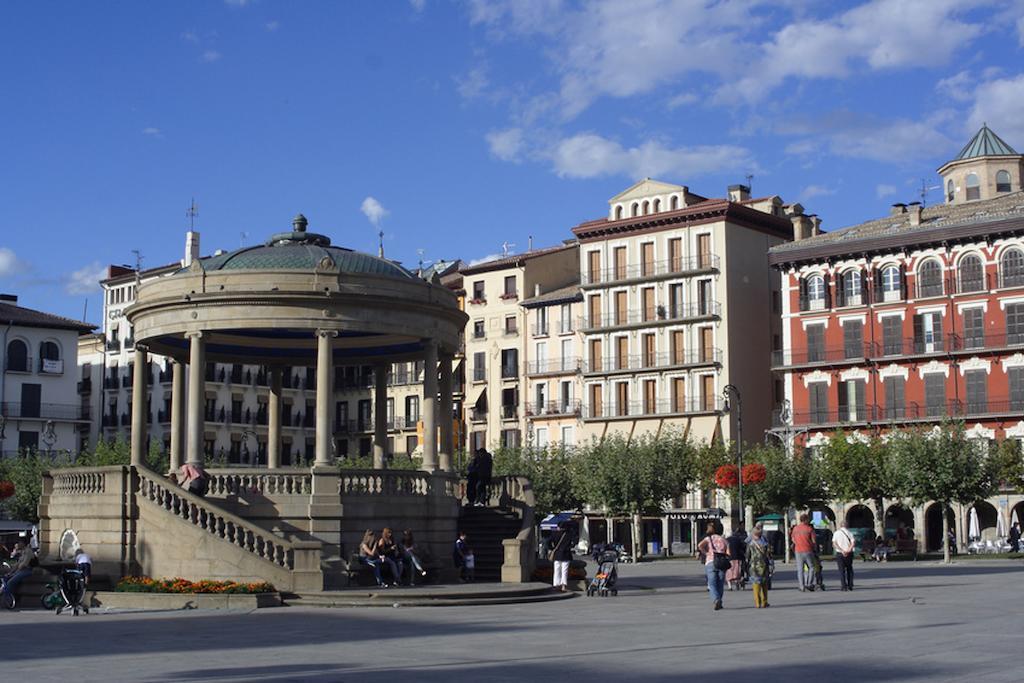 Apartamentos Mendebaldea Suites Pamplona Exterior foto